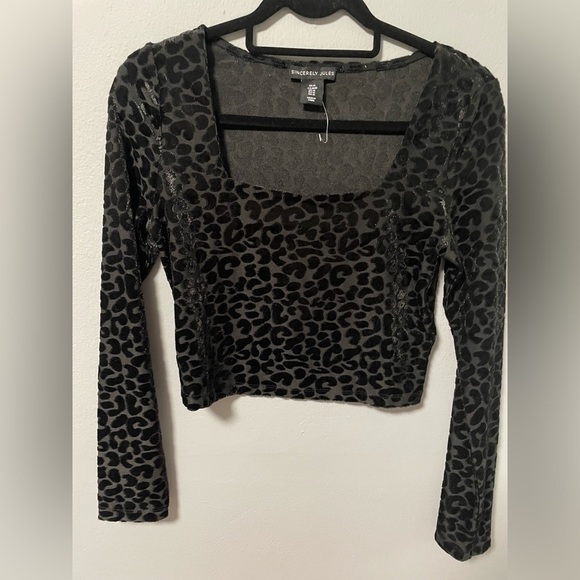 NWOT Sincerely Jules velvet burnout animal print crop top. Size Medium - Picture 1 of 4
